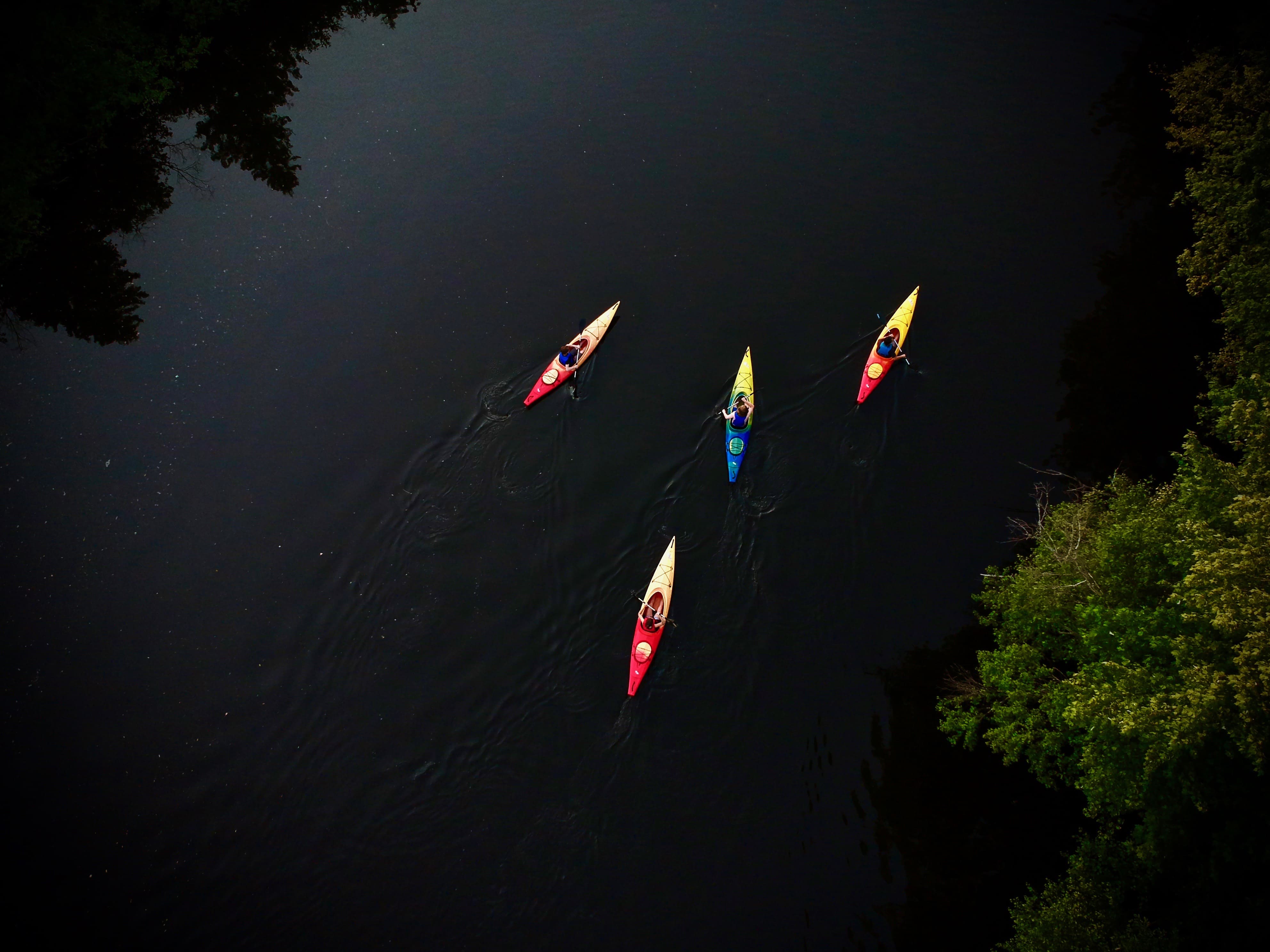 Kayaks colorés vue de haut sur la rivière Saint-Charles