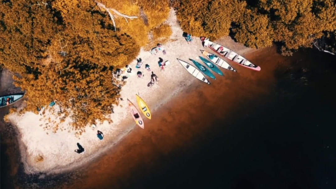 Plage sur la rivière Saint-Charles pleine d'embarcartions